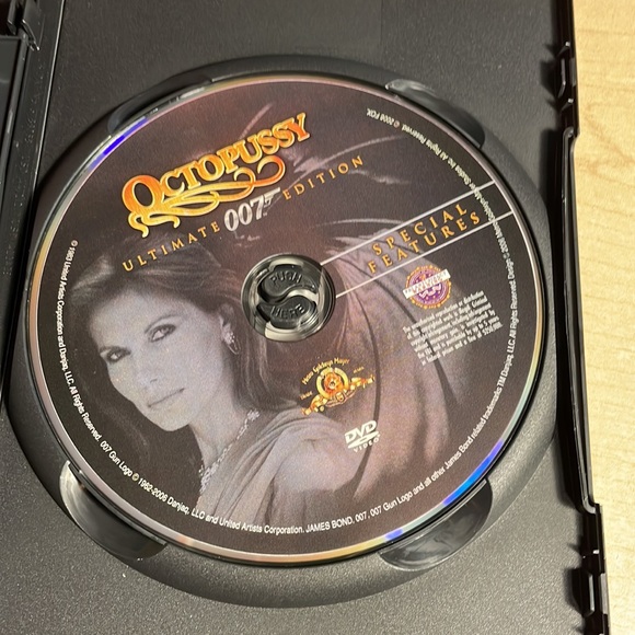 Octopussy Two Disc Ultimate Edition - Picture 4 of 4